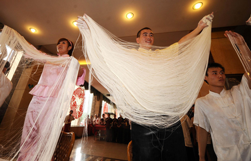 Noodle makers show their skill in Shanxi