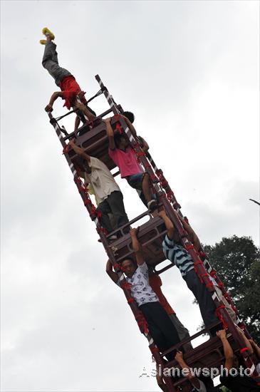 Miao people’s towering stunt draws tourists