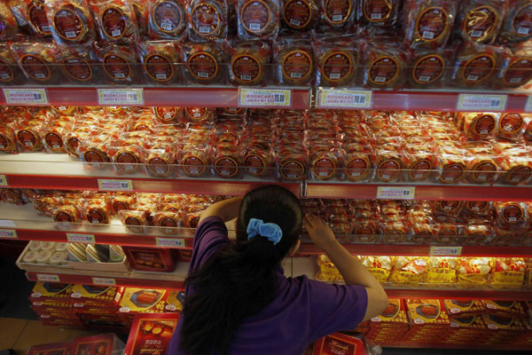 Overseas chinese buy mooncakes