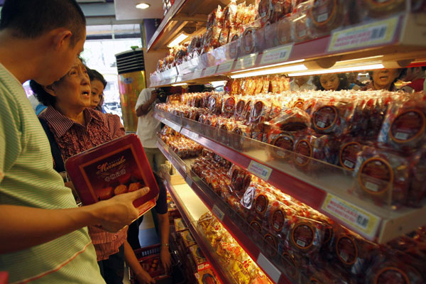 Overseas chinese buy mooncakes