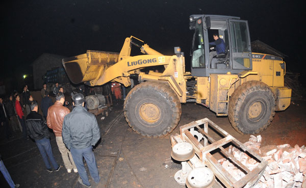 Race to rescue 7 trapped miners