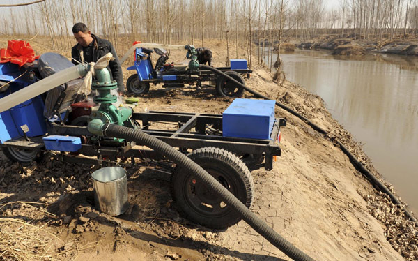 Chinese farmers battle against drought