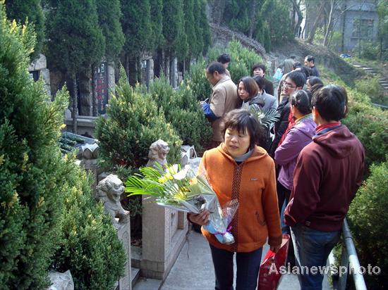 Grave sites come alive for Qingming Festival