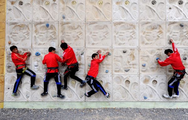 Young Tibetans trained to be mountaineering guide