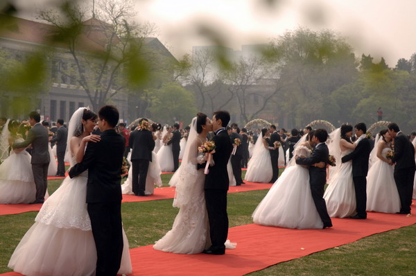 400 couples marry to mark 100 year history