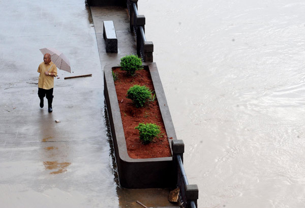 Floods raise Minjiang River to warning level