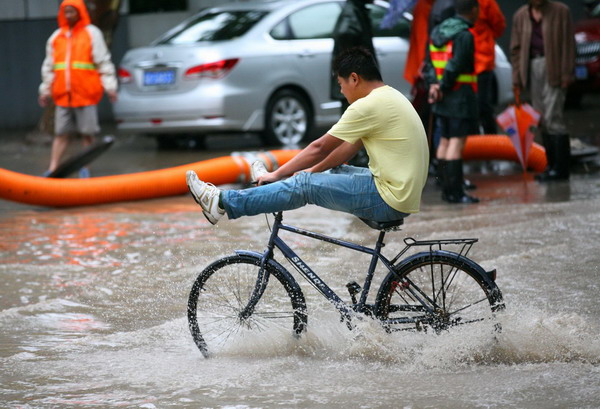 Nanjing overwhelmed by downpour