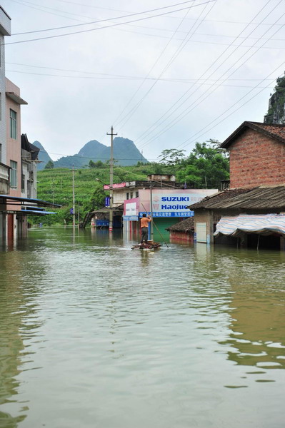 2,600 stranded by floods in S China county