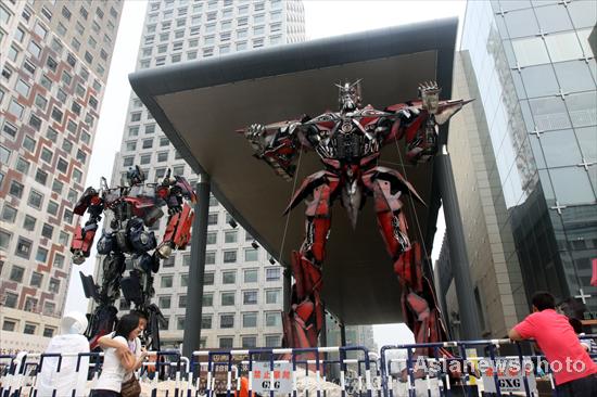 Transformers tower over E China city square