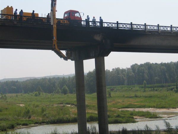 Oil tanker fire burns 9 vehicles, bridge