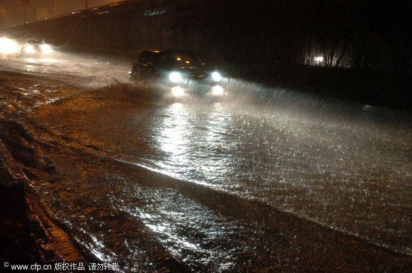 First autumn downpour hits Beijing