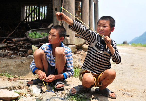 Brothers fill summer with tobacco chores