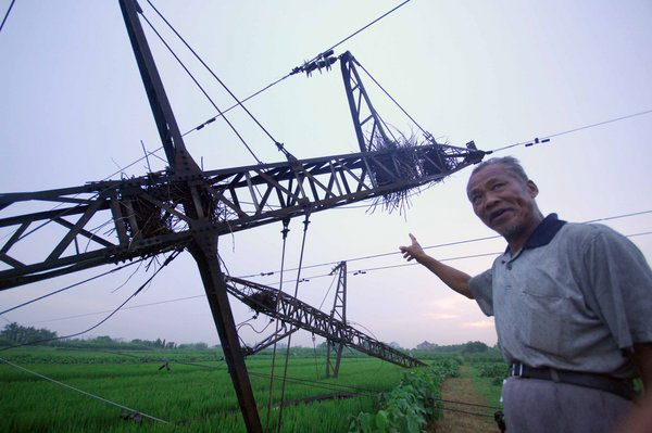 Pylons blown over by strong wind in E China