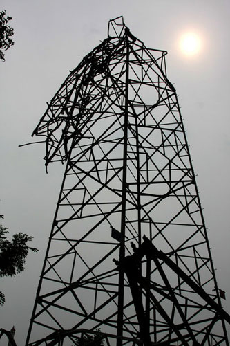 Power pylons blown apart by wind in E China