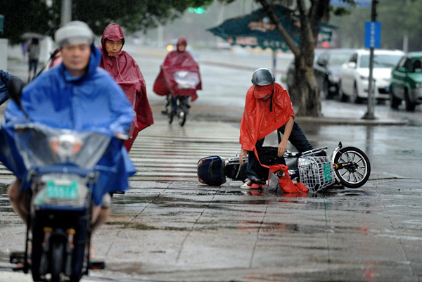 Storm lands in E China, triggering flood