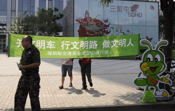 Volunteers appeal for road safety in Beijing