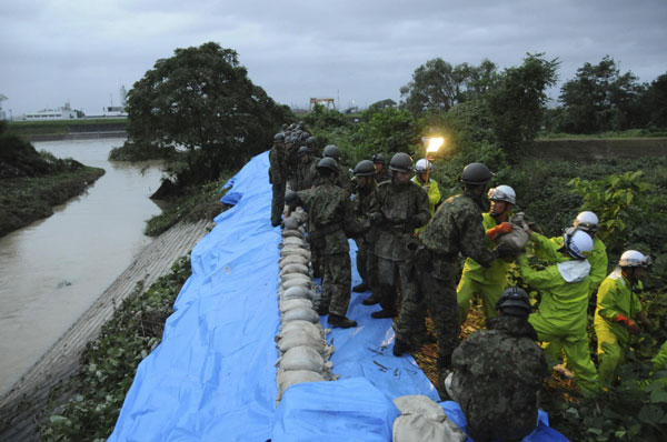 Typhoon Roke lashes Japan, killing at least 6