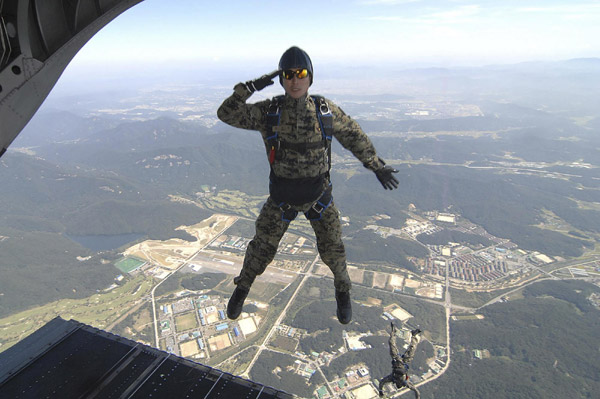 Parachute jump drills in Gyeryong