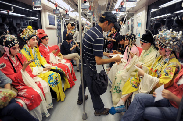 Nanjing subway becomes a stage for opera