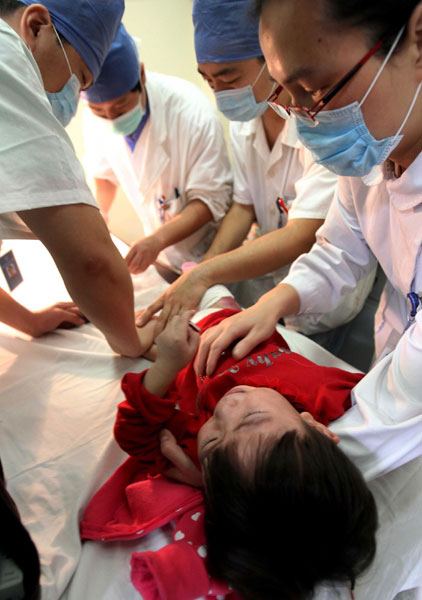 Wenzhou 'miracle girl' can walk again