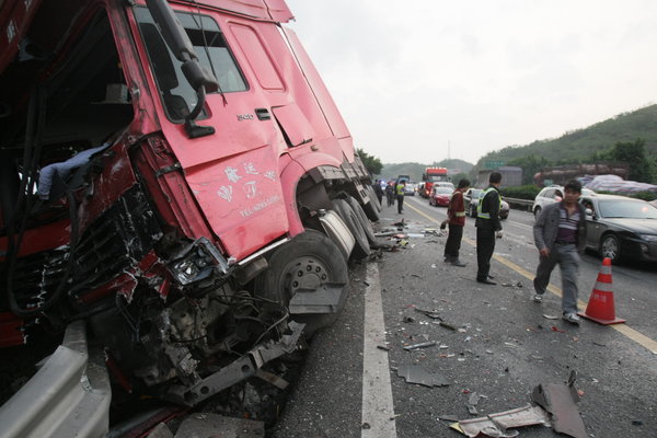 4 injured in 16-vehicle pile-up in SW China