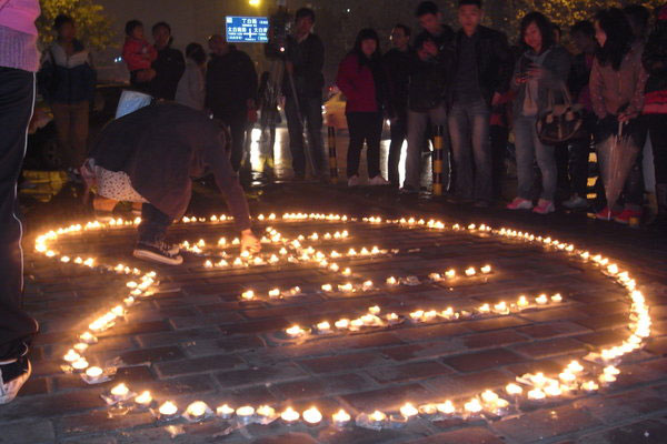 Candle vigil for Xi'an blast victims