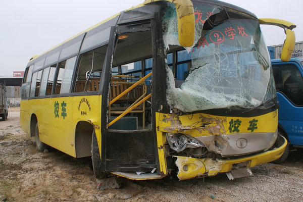 11 pupils injured in S China school bus crash