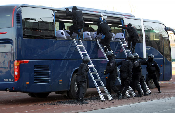 Beijing SWAT team shows skills