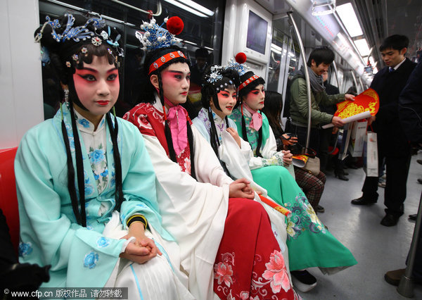 <EM>Kunqu</EM> opera singers share blessings on subway