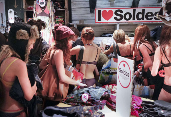 Shoppers in underwear for free clothes in Lyon