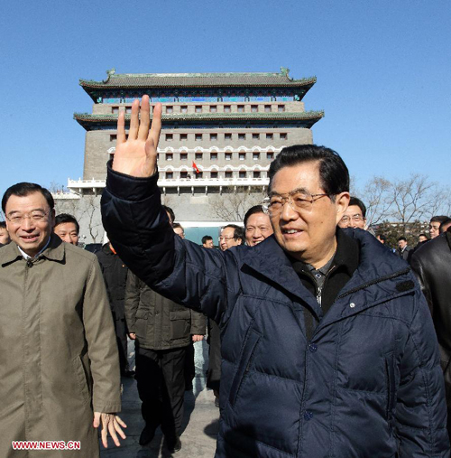 President Hu joins public to celebrate New Year