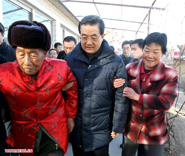 President Hu joins public to celebrate New Year