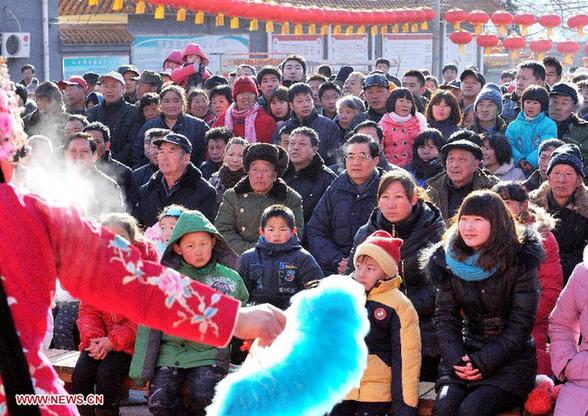 President Hu joins public to celebrate New Year