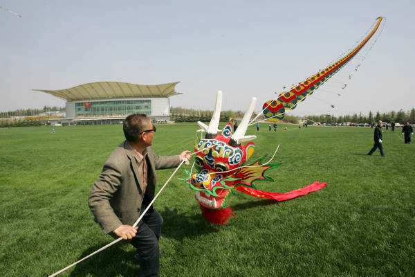 Kites fly high in Weifang