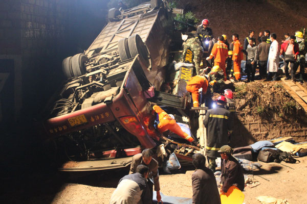 Bus rollover kills 9 in SW China