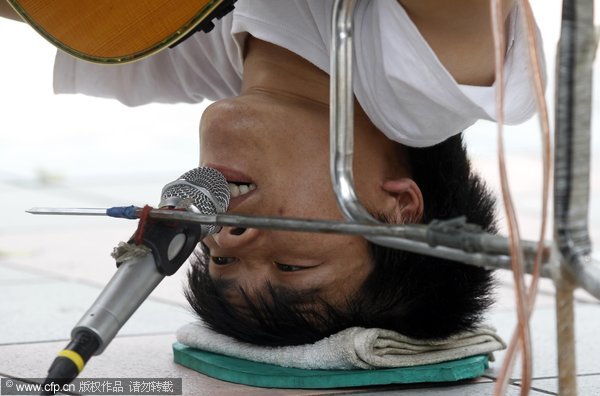 Upside down musician wows crowd