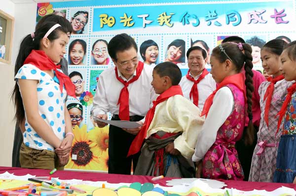 Hu visits children ahead of Children's Day