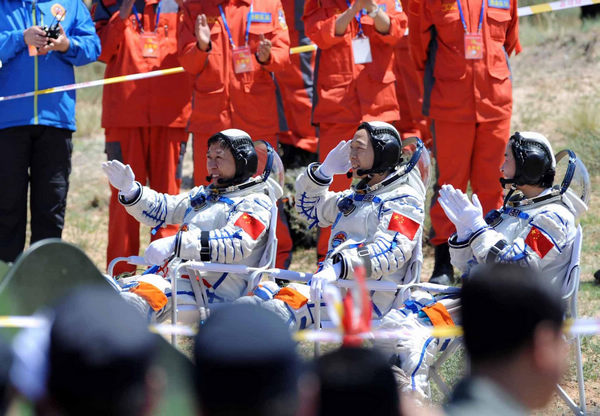 Astronauts come out of the return capsule