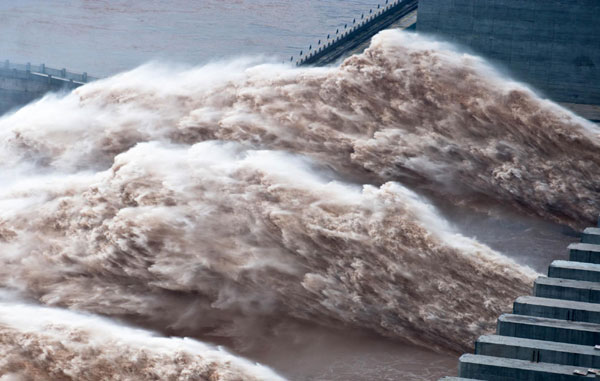 Three Gorges Dam braces for flood peak