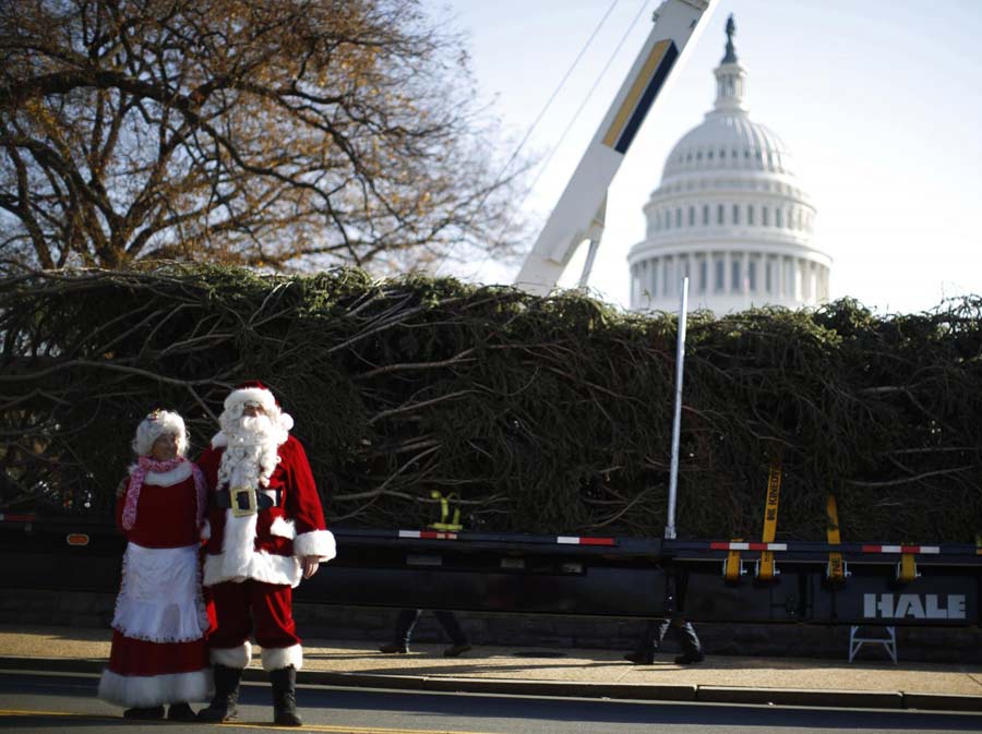 Christmas atmosphere heats up across world