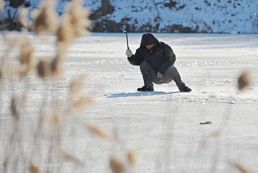 Ice fishing in E China