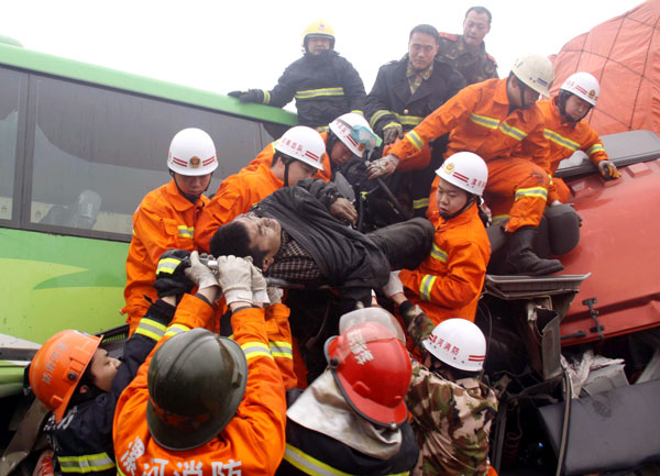 Vehicle pile-up kills 3, injures 13 in C China