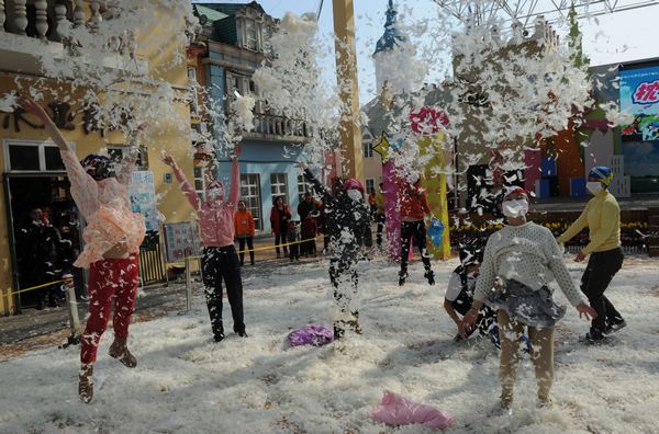 Pillow fight held to mark Int'l Women's Day