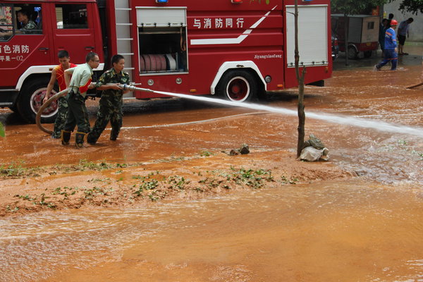 Spilled cement slurry affects life in S China