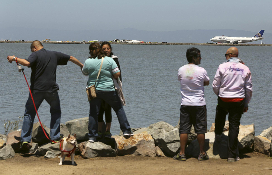 Asiana flight crashes at SFO