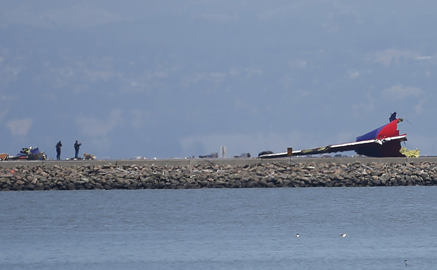 Asiana flight crashes at SFO