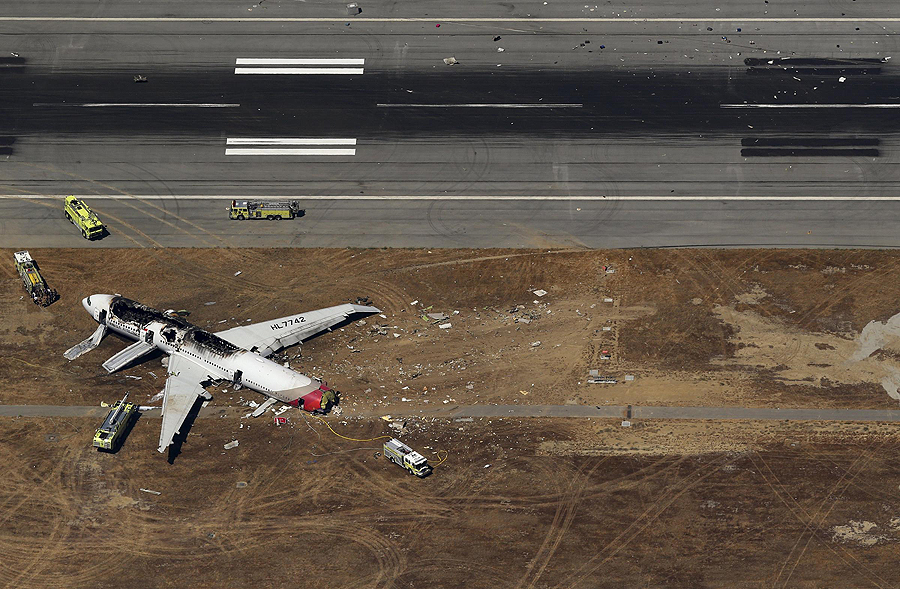 Asiana flight crashes at SFO