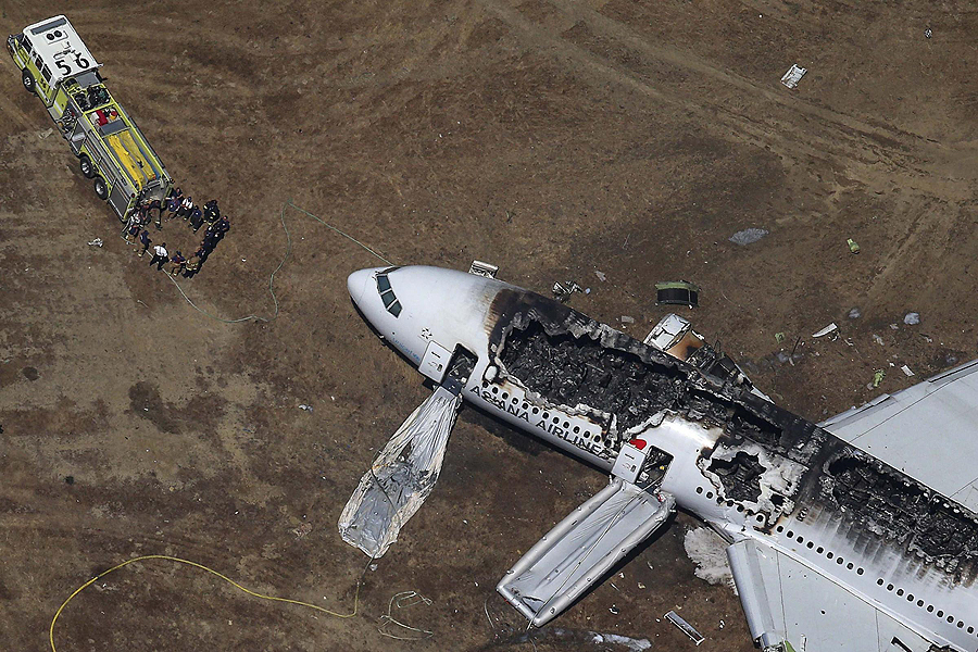 Asiana flight crashes at SFO