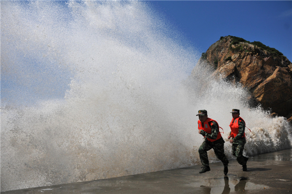 Typhoon Soulik brings huge waves