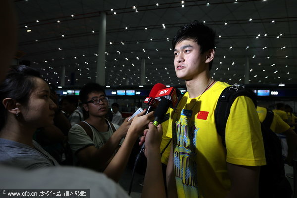 Chinese swimming stars swarmed at airport